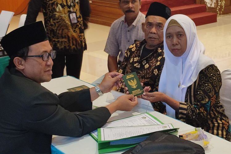 3 Dekade Nikah Siri, Kakek di Magelang Lega Kini Punya Buku Nikah