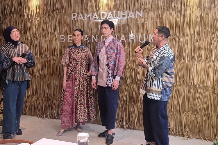 Benang Jarum dan Rama Dauhan Ubah Puisi Hujan Bulan Juni Jadi Koleksi Fashion Penuh Makna