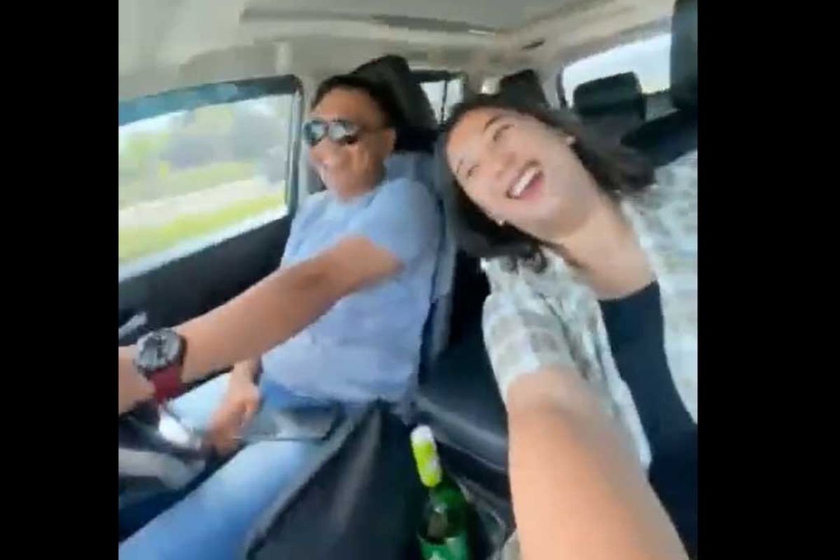 Tangkapan layar video viral yang dierekam teman wanita Wahyudin Moridu menunjukkan ada botol di antara tempat duduk bagian depan. Didiga botol ini berisi minuman keras yang dikonsumsi Wahyudin.