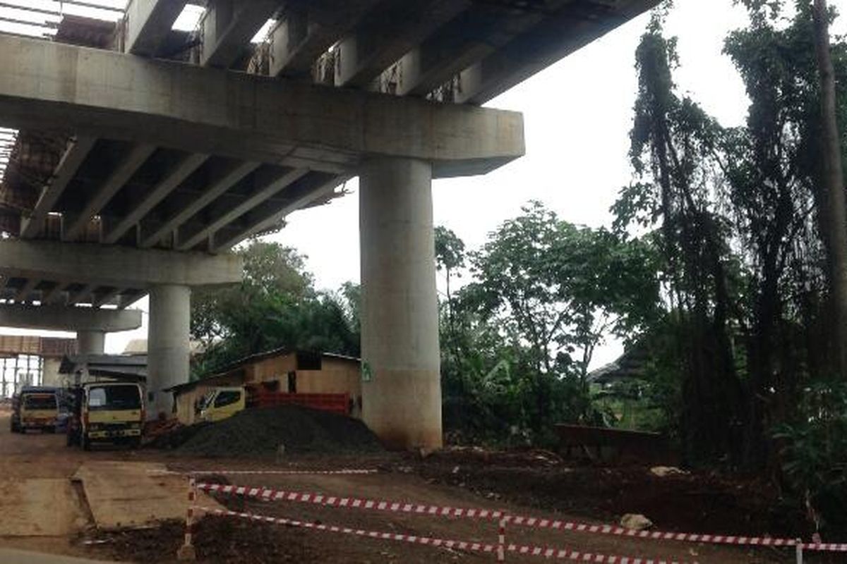 Proyek pembangunan ruas Jalan Tol Antasari-Depok. Gambar diambil (14/12/2015).