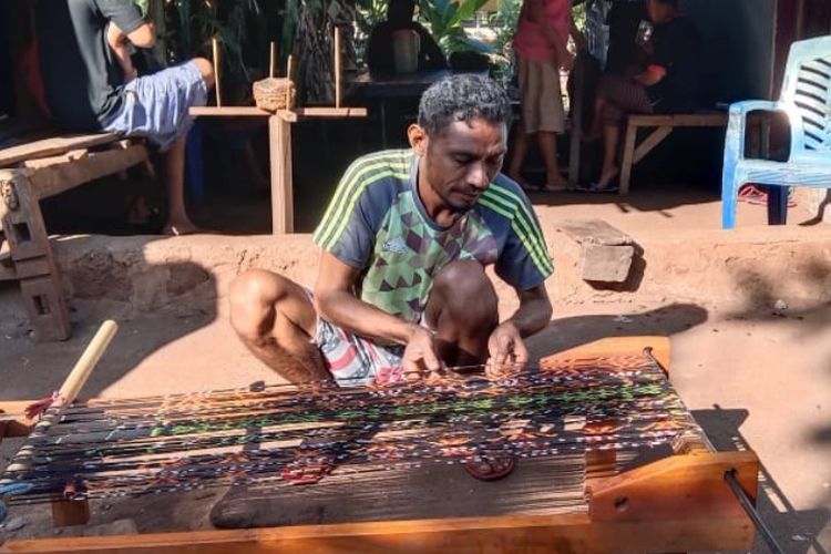Foto: Mikael Doni Ledun (42) warga Desa Tapobali, Kecamatan Wulandoni, Kabupaten Lembata sedang melakukan proses menenun