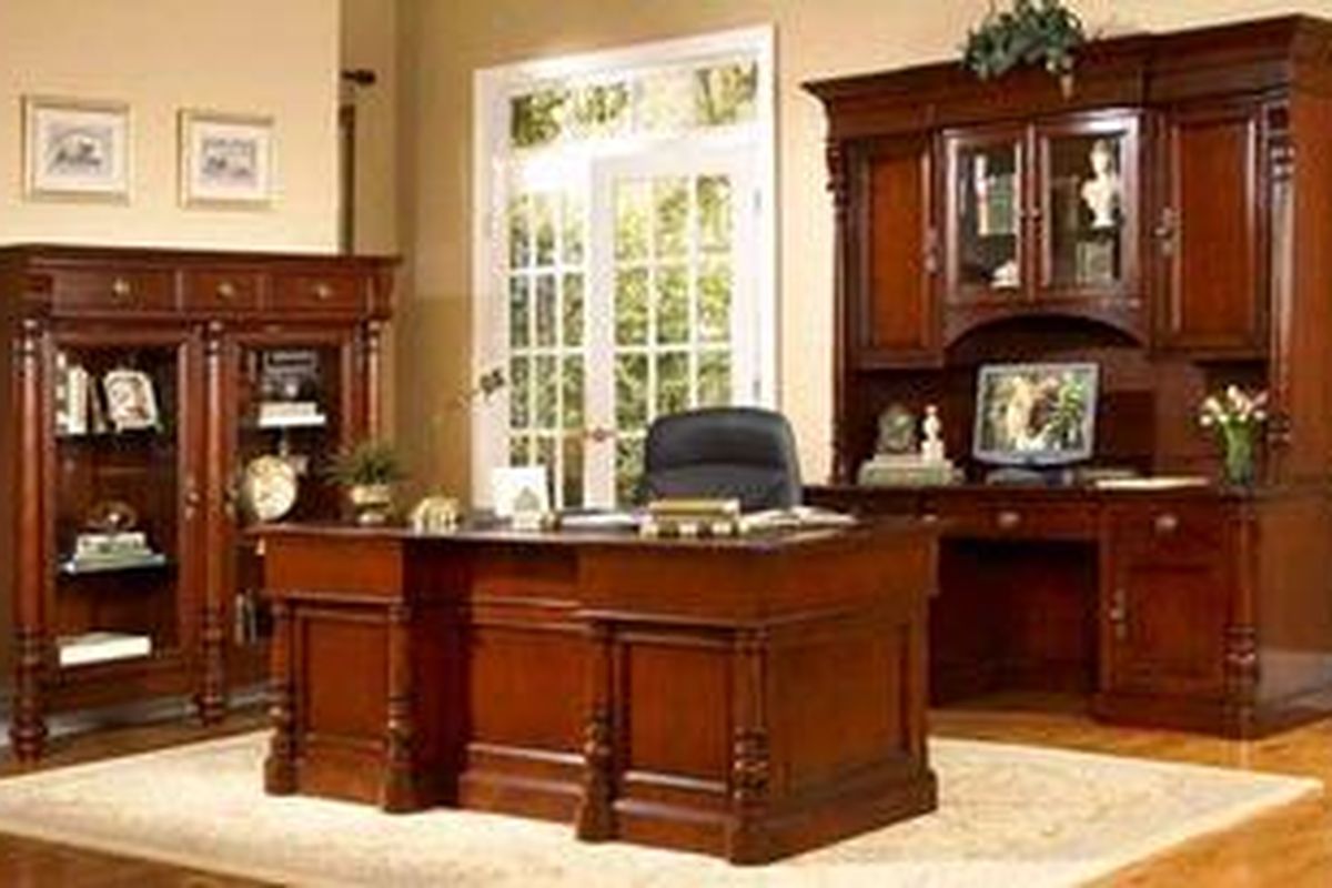 Awal diciptakannya, credenza menjalankan peran sebagai meja tulis. Namun, dengan kecanggihan teknologi dan pergeseran desain, credenza beralih menjadi elemen dekoratif dalam ruangan.  