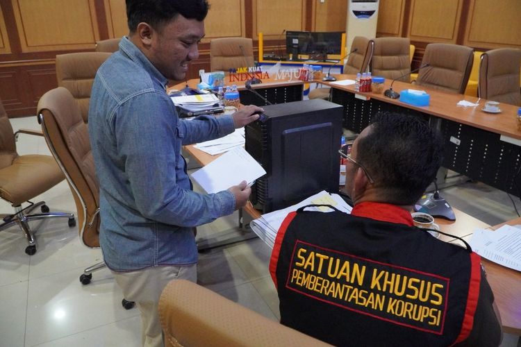 Penggeledahan kantor Pelayanan Pajak (KPP) Pratama Palembang oleh penyidik Kejati Sumsel untuk mencari bukti tambahan dalam kasus korupsi pajak yang menjerat tiga orang pegawai pajak.