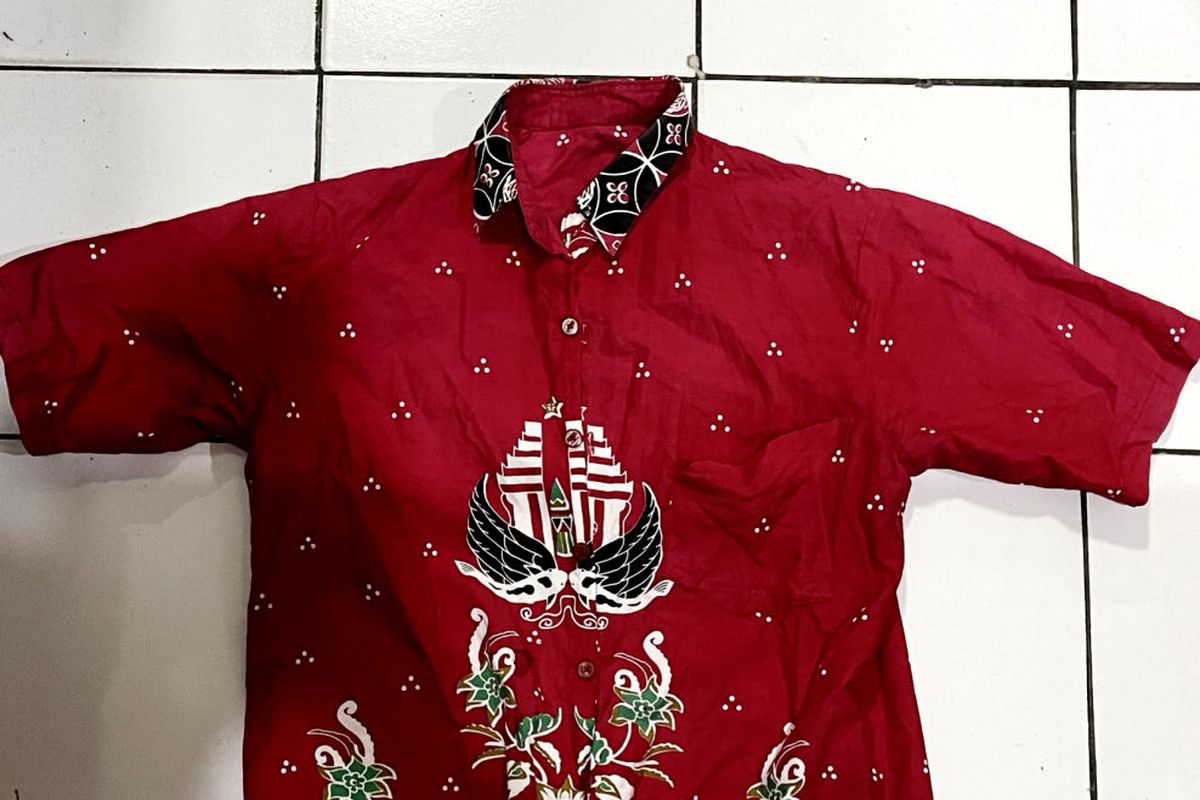 Kemeja batik merah seragam ASN Pemerintah Kota Blitar yang menjadi salah satu barang bukti dalam kasus pencurian perhiasan emas senilai Rp 65.000.000, Selasa (9/12/2025).
