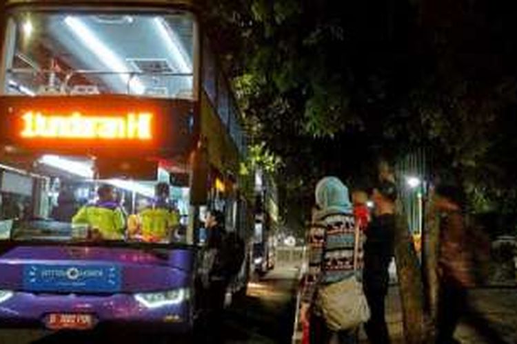  Bus tingkat pariwisata diuji coba dalam program wisata malam dan kuliner Jakarta, Sabtu (7/5). Bus ini melayani rute Balai Kota-Kota Tua Jakarta-Pecenongan-Monas. 