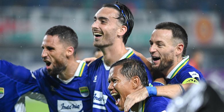 Pemain Persib Bandung merayakan gol kedua ke gawang Selangor FC yang dicetak Andrew Jung dalam lanjutan laga AFC Champions League Two (ACL 2) 2025-2026, Kamis (23/10/2025) di Gelora Bandung Lautan Api (GBLA). 