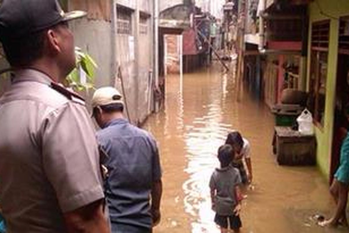 Hujan deras yang mengguyur Bogor, Minggu lalu mengakibatkan volume air di Kali Ciliwung meningkat. Akibatnya, sejumlah pemukiman yang dilewatinya pun turut terendam. Seperti biasa, kondisi itu terjadi di Kampung Pulo, Jatinegara, Jakarta Timur.
