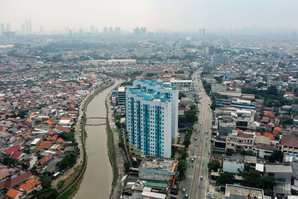 Rusunawa Jatinegara Barat, Jakarta Timur, Kamis (17/6/2021). Sebagian besar penghuni rusunawa ini adalah warga Kampung Pulo yang digusur saat proyek normalisasi Kali Ciliwung tahun 2015.