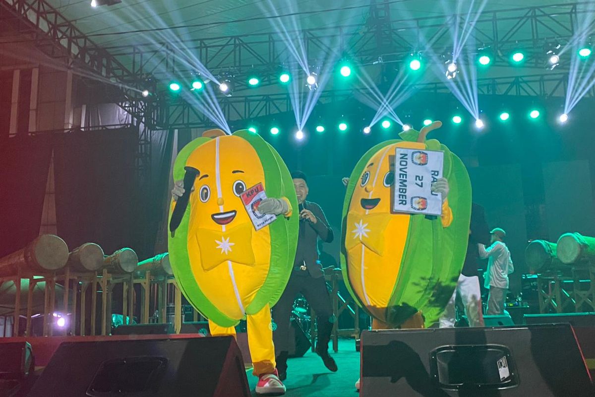 Deri dan Dara,  maskot buah belimbing yang akan digunakan untuk Pilkada 2024 di Kota Depok, Sabtu (8/6/2024).