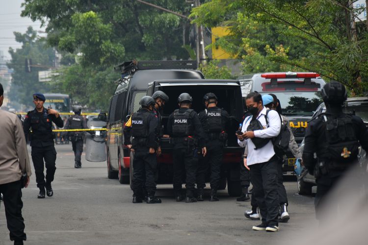 Anggota Brimob berjaga di kawasan Astanaanyar, Bandung, Jawa Barat, Rabu (7/12/2022). Penjagaan ketat tersebut akibat adanya ledakan yang diduga bom bunuh diri di Kantor Polsek Astanaanyar, Kota Bandung. ANTARA FOTO/Raisan Al Farisi/agr/aww.