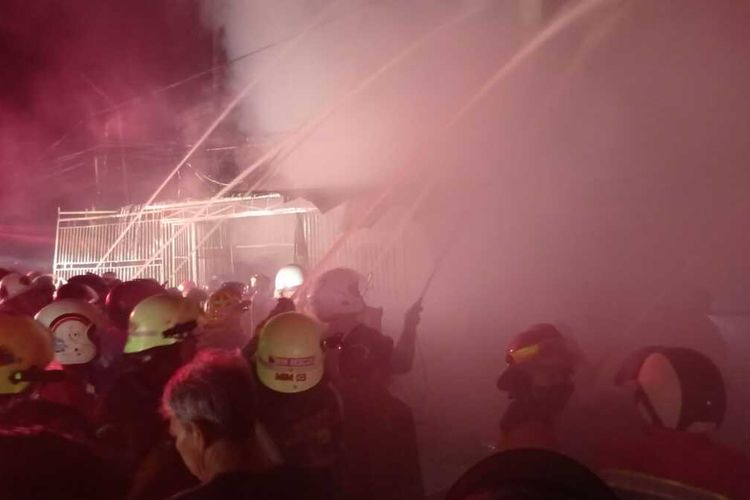 Tujuh orang meninggal dalam peristiwa kebakaran di Samarinda akibat ditabrak oleh mobil.