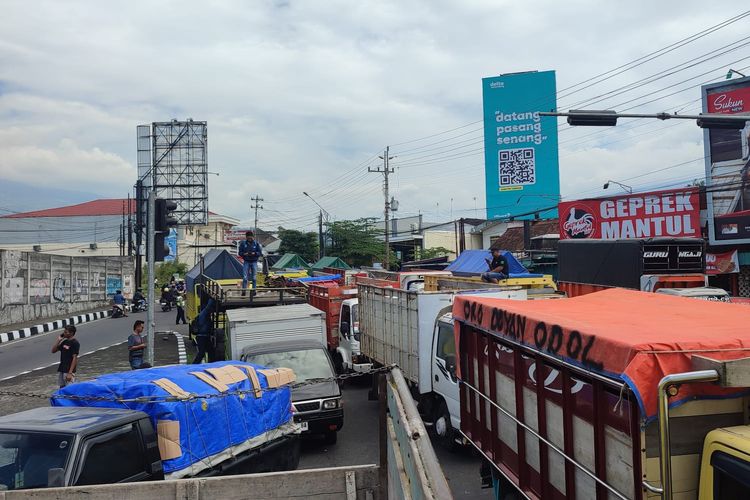 Truk memblokade jalan di pertigaan RM Sari Ayam Temanggung, Jumat (20/6/2025). Kegiatan ini untuk memprotes aturan ODOL dalam UU 29/2009.
