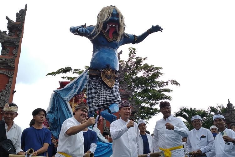 Sekretaris Daerah Kota Surabaya, Ikhsan bersama Ketua Parisada Hindu Dharma Indonesia (PHDI) Kota Surabaya Ketut Gotra Astika saat menghadiri pawai ogoh-ogoh di Pura Segara Kenjeran pada Jumat (28/3/2025).
