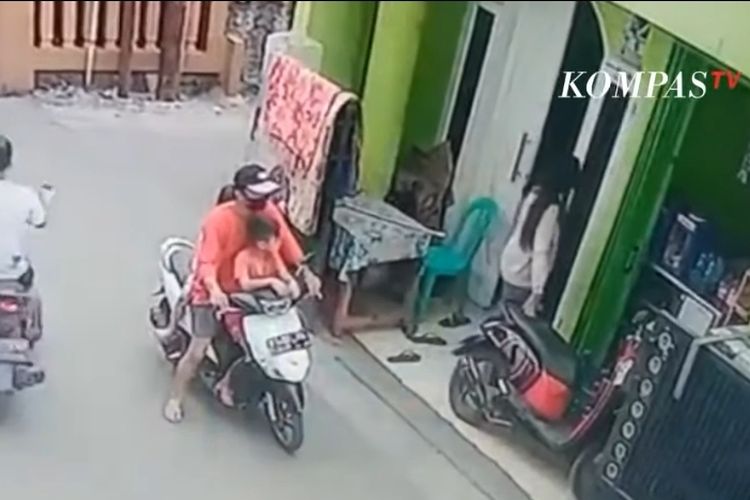 Pasutri ajak anak mencuri ponsel di salah satu rumah warga di Bekasi, Jawa Barat.