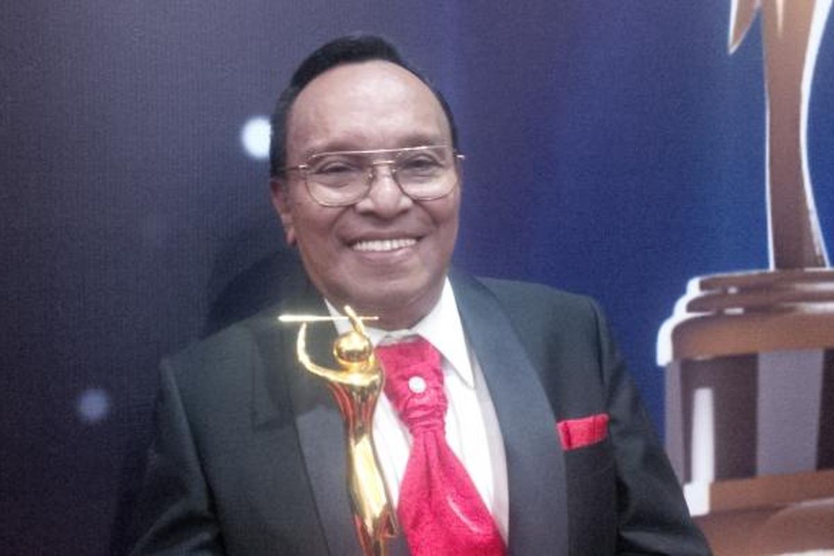 Penyanyi Bob Tutupoly diabadikan usai menerima Legend Award versi AMI Awards 2015, di Ecovention Park, Ancol, Jakarta Utara, Rabu (23/9/2015).