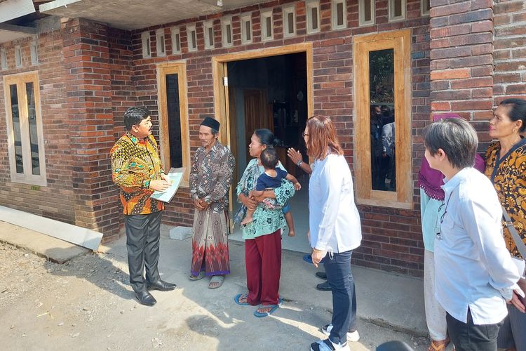 Menteri Agraria Tata Ruang (ATR)/Kepala Badan Pertanahan Nasional (BPN) Hadi Tjahjanto menyerahkan sertifikat warga Desa Penawangan.