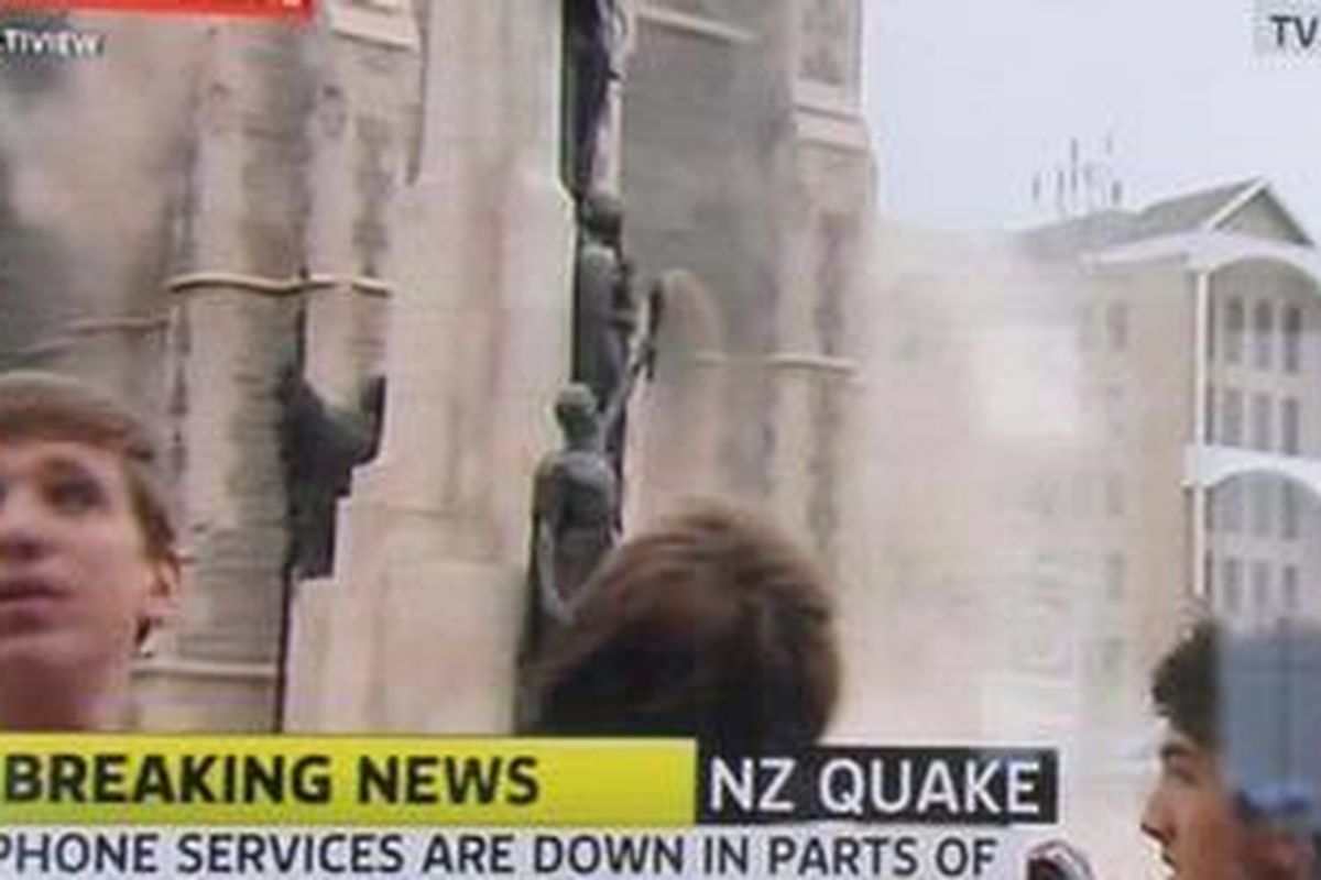 Gambar yang berasal TV3 Selandia Baru ini menunjukkan sebagian reruntuhan Kathedral Christchurch akibat gempa berkekuatan 6.3 yang melanda kota Christchurch, Selasa (22/2/2011). Gempa tersebut dilaporkan telah menyebabkan korban tewas, menghancurkan bangunan, serta memicu kebakaran dan membuat panik warga.  