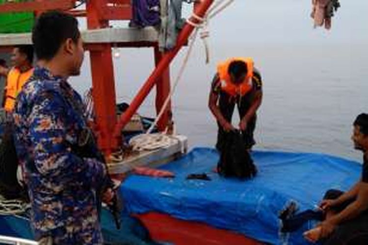 Tim Polisi Air  (Polair) Polres Aceh Timur memeriksa barang nelayan di perairan Aceh Timur. Selain menggelar patroli untuk membasmi pelaku pencurian ikan, polisi juga membasmi peredaran narkoba yang masuk melalui perairan Aceh Timur