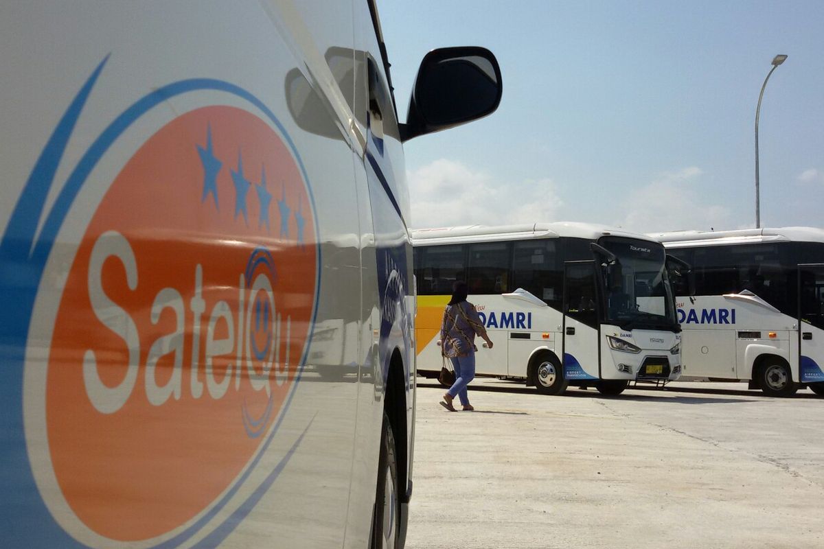 Transportasi minibus Damri dan SatelQu menunggu penumpang Citilink yang tiba di bandara Yogyakarta International Airport (YIA) yang berada di Kecamatan Temon, Kulon Progo, Daerah Istimewa Yogyakarta.