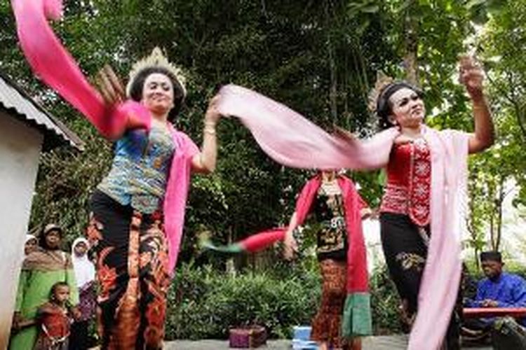 Astuti (kanan) dan Sariyah (kiri) menari di atas panggung di Desa Somakaton, Kecamatan Somagede, Kabupaten Banyumas, Jawa Tengah, Rabu (19/2/2014). Dua penari lengger ini merupakan generasi penerus Dariah, seorang maestro lengger yang ada di Banyumas.