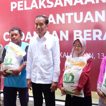 Presiden Joko Widodo memberikan Bansos pangan