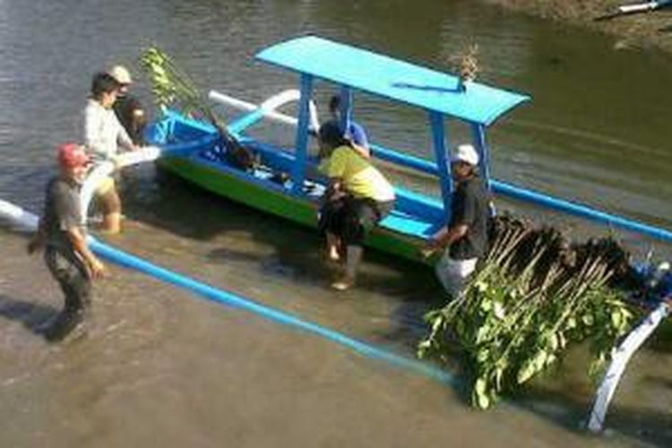 Nelayan Wanasari Tuban, Badung, Bali, saat mengoperasikan perahunya di perairan Teluk Benoa.