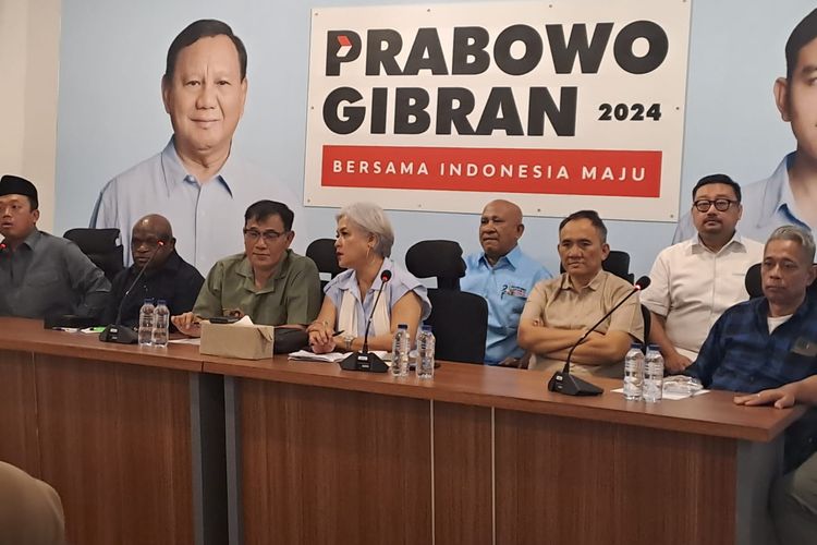 Aktivis dan korban penculikan 98 berkumpul di Media Center TKN Prabowo-Gibran, Jakarta Selatan, Senin (11/12/2023). 