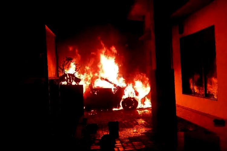 Kondisi mobil tim sukses caleg DPR RI di Cianjur, Jawa Barat yang diduga dibakar OTK di halaman posko pemenangan, Sabtu (17/2/2024) dini hari.