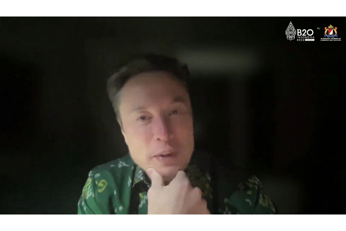 CEO Tesla Elon Musk memakai batik dan gelap-gelapan ketika menjadi pembicara di acara B20 Summit Indonesia 2022.