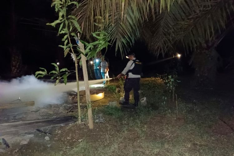 Petugas berusaha memadamkan api dari sumur minyak tradisional di Desa Seunebok Lapang, Kecamatan Peureulak Timur, Kabupaten Aceh Timur, Provinsi Aceh, Kamis (13/10/2022).