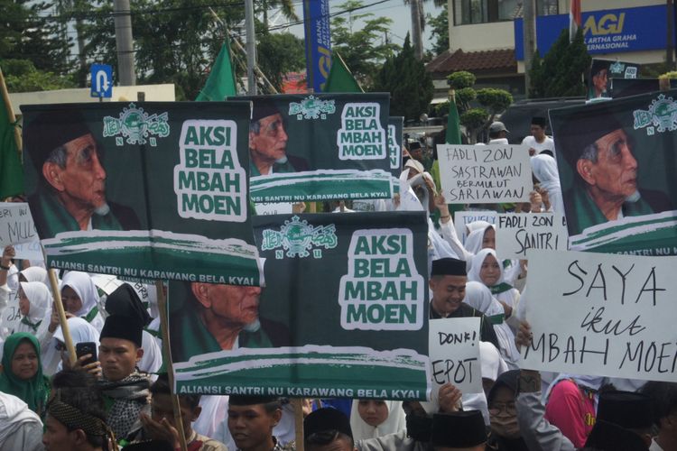 Ratusan santri dan kiai Nahdiyin Karawang melakukan longmarch untuk mendesak Fadli Zon meminta maaf secara langsung kepada Mbah Moen atau Maimun Zubair, seorang ulama Nahdatul Ulama (NU), Jumat (15/2/2019).