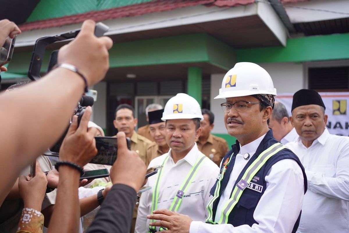 Menteri Sosial (Mensos) Saifullah Yusuf bersama Gubernur Riau Abdul Wahid saat meninjau sekolah rakyat di Jalan Kayangan, Rumbai, Kota Pekanbaru, Selasa (27/5/2025).
