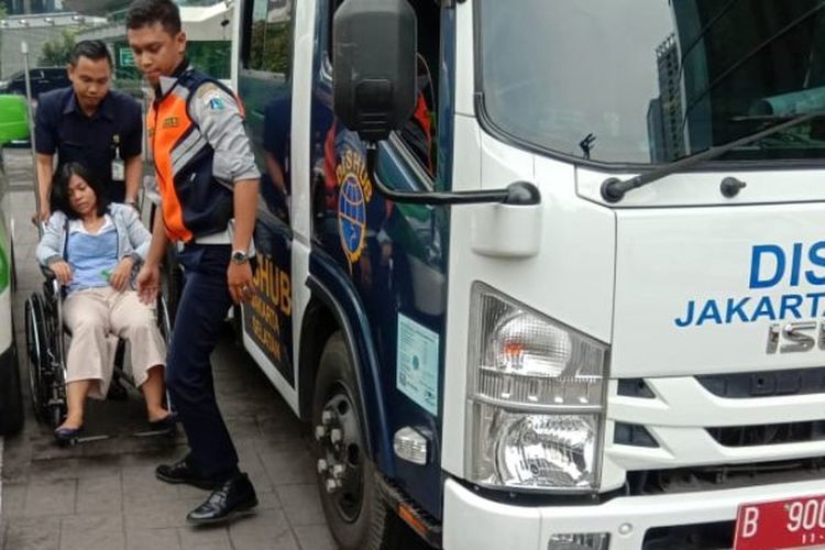 Petugas Sudin Perhubungan Jakarta Selatan dari Satpel Perhubungan Kecamatan Setiabudi menggunakan mobel derek mengantar ibu hamil ke rumah sakit terdekat setelah ditemukan hampir pingsan di pinggir Jalan Satrio, Rabu (22/1/2020).