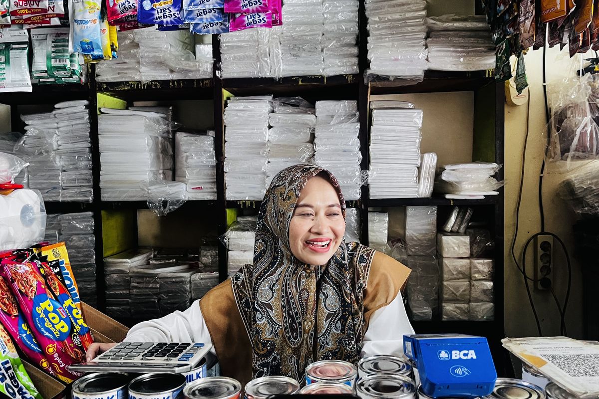 Pedagang Keluhkan Harga Plastik Mahal: Naik Setiap Hari