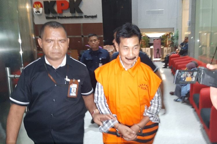 Bupati Solok Selatan Muzni Zakaria meninggalkan Gedung Merah Putih KPK, Kamis (30/1/2020).