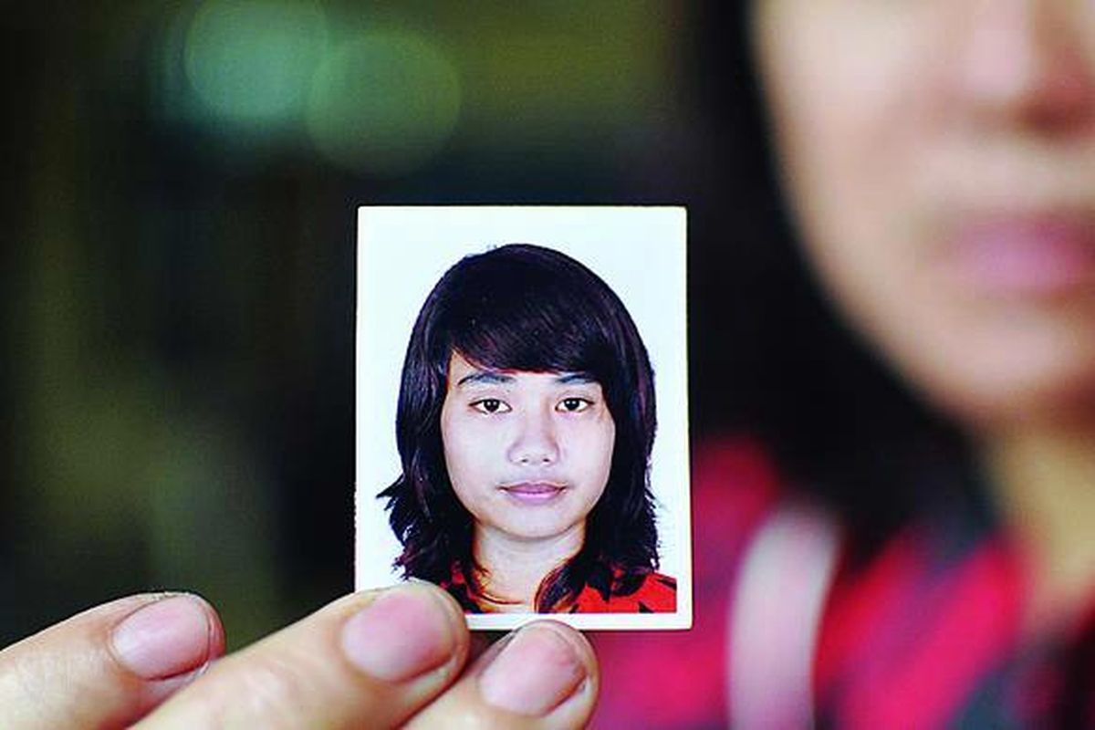 Foto Amanda Yulia Ollysa (20) ditunjukkan oleh Nur Evi Rosita (49) di Markas Kepolisian Sektor Bekasi Selatan, Kota Bekasi, Sabtu (16/4). Putri semata wayangnya yang berstatus mahasiswi Jurusan Sastra Inggris Universitas Gunadarma, Bekasi, itu hilang sejak Jumat (8/4).