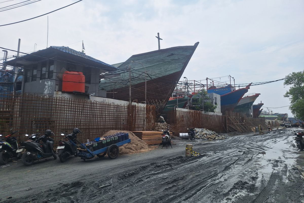 Proyek pembangunan jalan yang ditinggikan untuk atasi rob di Muara Angke terendam banjir.