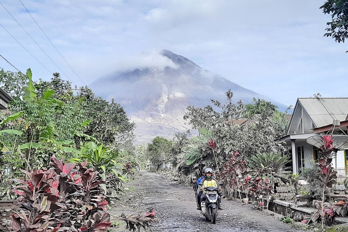 Gunung Semeru tampak cerah terlihat dari Desa Supit Urang, Kecamatan Pronojiwo, Kabupaten Lumajang, Selasa (7/12/2021)