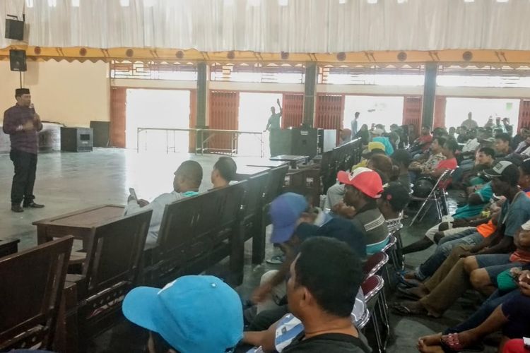 Ketua KPU Mimika Indra Ebang Ola memberikan pembekalan kepada ribuan Linmas di Gedung Tongkonan, Minggu (14/4/2019)