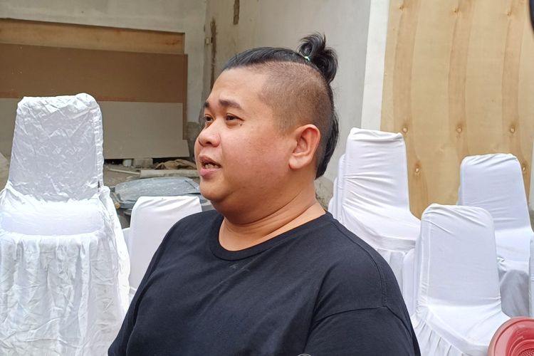 Komika Lolox mengungkapkan almarhum Babe Cabita sempat dirawat di Malaysia sebelum meninggal dunia, di rumah duka di kawasan Cirendeu, Tangerang Selatan, Selasa (9/4/2024).