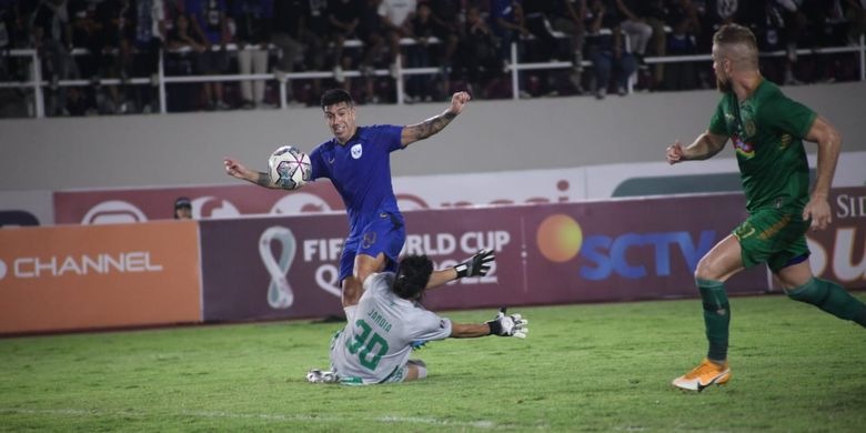 Penyerang PSIS Semarang, Jonathan Cantillana, mencetak gol ke gawang PSS Sleman dalam pertandingan penyisihan grup Puala Presiden 2022 di Stadion Manahan, Solo, Jumat (24/6/2022).