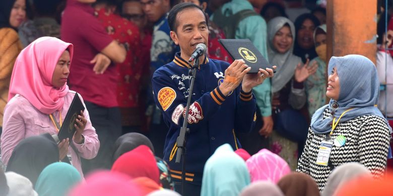 Presiden RI Joko Widodo atau Jokowi saat berdialog dengan penerima UMi saat berkunjung ke TPI di Sodohoa, Kendari, Sultra, Sabtu (2/3/2019) lalu.