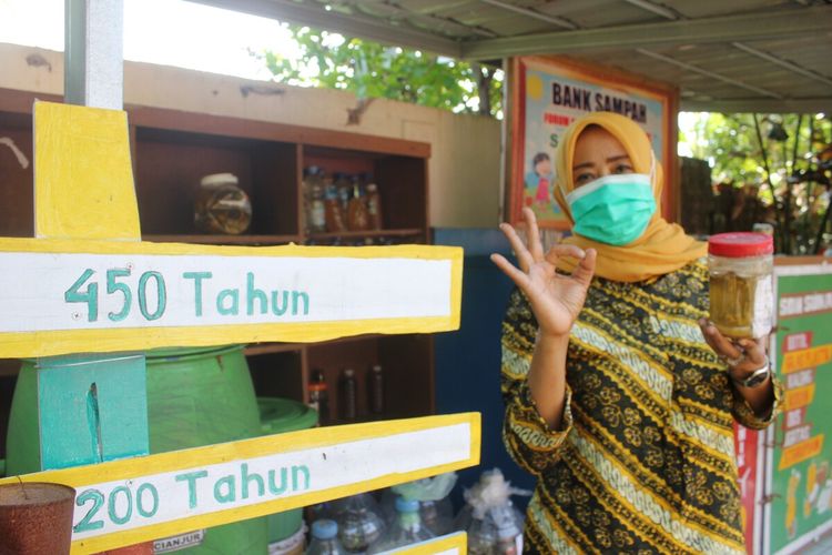 Nurhayati, seorang kepala SD di Cianjur, Jawa Barat, di sela aktivitasnya di bank sampah.