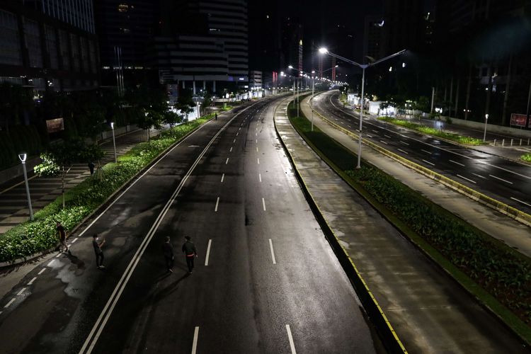 Suasana lengang di Jalan Jenderal Sudirman, Jakarta, Jumat (1/1/2021). Untuk mencegah kerumunan pada malam Tahun Baru 2021 dan penyebaran virus Covid-19, Pemprov DKI Jakarta bersama Polda Metro Jaya memberlakukan pengendalian ketat dan penutupan sejumlah lokasi mulai dari ruas jalan hingga fasilitas publik pada 31 Desember 2020 dan 1 Januari 2021.