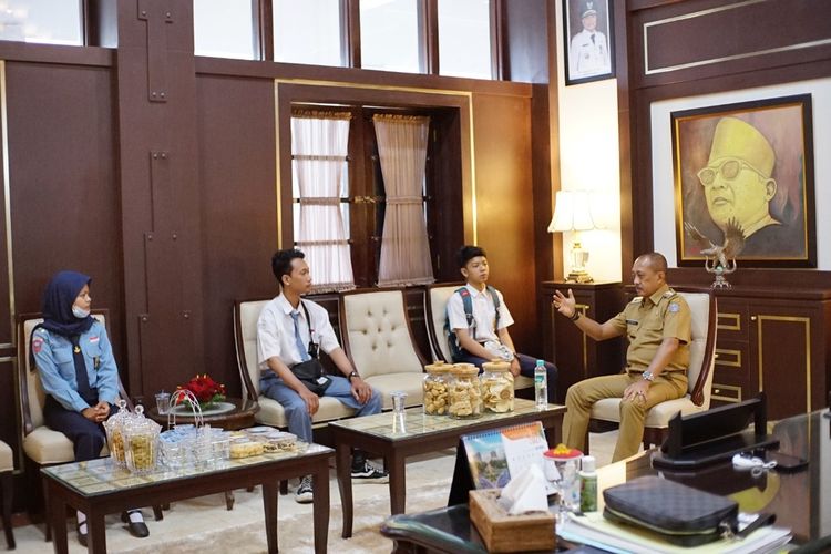 Wakil Wali Kota Surabaya Armuji saat menerima empat pelajar Surabaya yang menanyakan perihal program beasiswa bagi pelajar jenjang SMA/SMK di ruang kerjanya, Balai Kota Surabaya, Senin (11/10/2021).