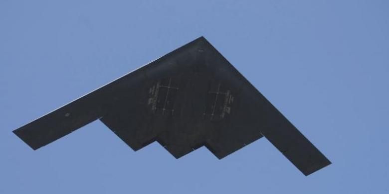 Pesawat pengebom jarak jauh B-2 Spirit Bomber adalah pendahulu pesawat pengebom baru B-21 yang desainnya dipamerkan dalam sebuah simposium di Orlando, Florida.