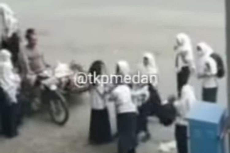 Tangkapan layar video unggahan di akun Instagram @tkpmedan viral memperlihatkan perkelahian dua siswi SMP di Jalan Pancing, pada Selasa (6/9/2022) siang. Polisi mengedepankan penanganan persuasif karena pelaku dan korban masih anak-anak.