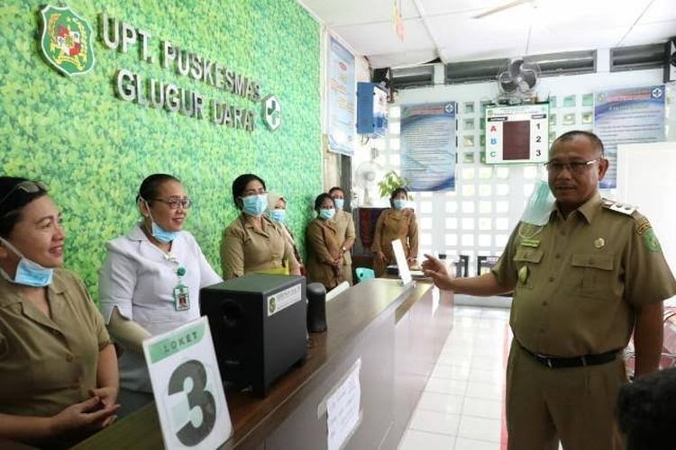 Pelaksana Tugas (Plt ) Wali Kota Medan, Ir. H. Akhyar Nasution, M.Si saat melakukan peninjauan ke Puskesmas Glugur Darat, jalan Pendidikan, Medan Timur, Selasa (24/3/2020). 