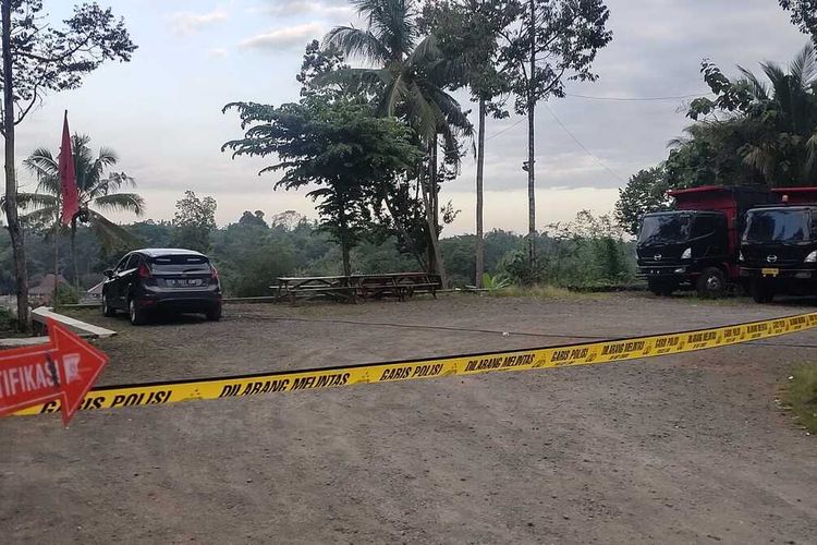 Polisi tengah menyelidiki kematian perempuan muda dalam sebuah mobil Ford Fiesta di halaman belakang sebuah rumah di Pedukuhan Pantog Wetan, Kalurahan Banjaroya, Kapanewon Kalibawang, Kulon Progo, Daerah Istimewa Yogyakarta. Terdapat beberapa bendera salah satu partai dan sejumlah spanduk kader di sana.