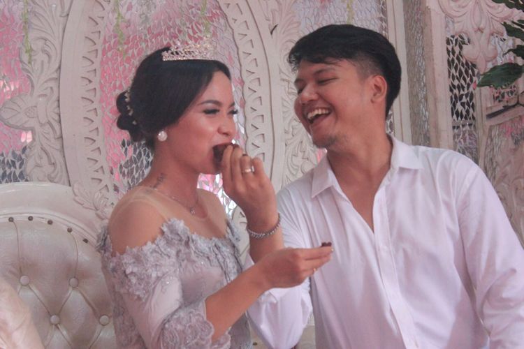 Penyanyi Ilham SM*SH dan sang istri, Puti Andini saat ijab qabul di kawasan Bojong Gede, Kabupaten Bogor, Jawa Barat, Kamis (8/3/2018).